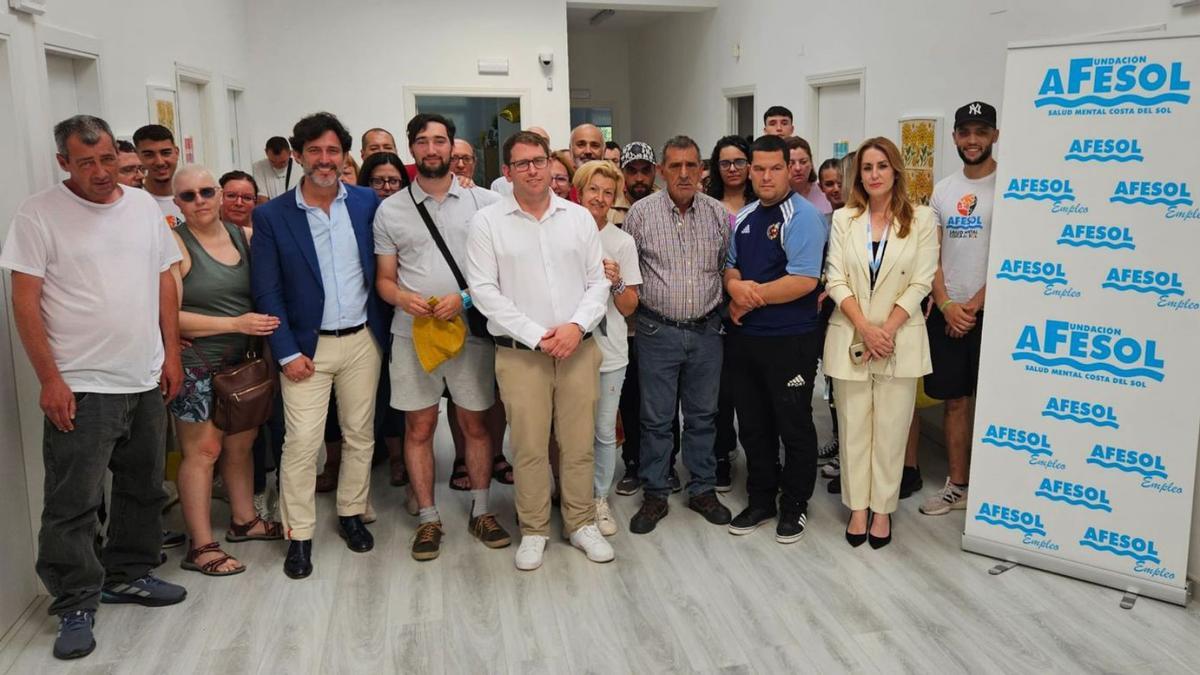 El diputado Francisco José Martín visitó ayer la sede de Afesol en Estepona.