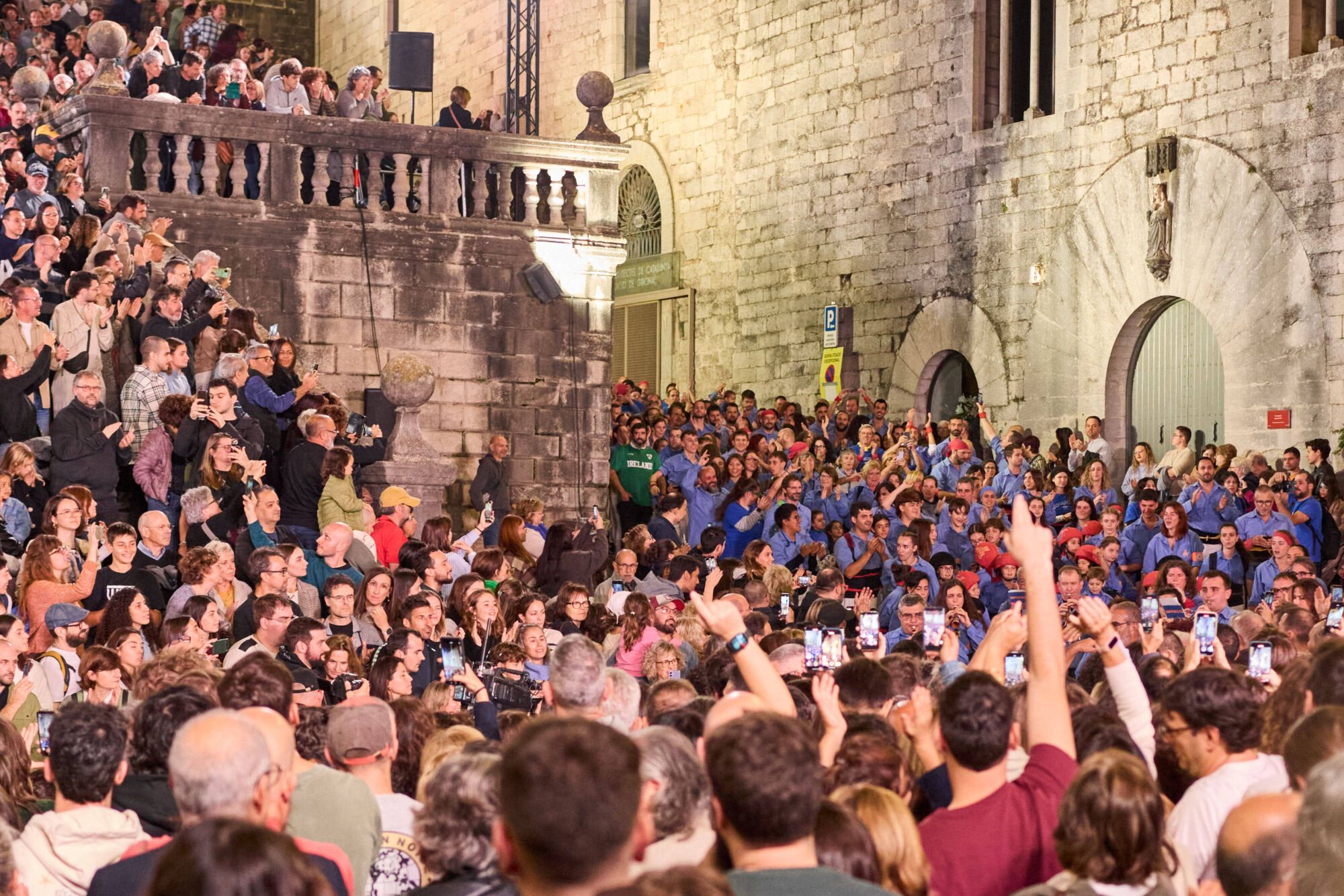 Les imatges de la pujada del pilar de 4 a les escales de la Catedral
