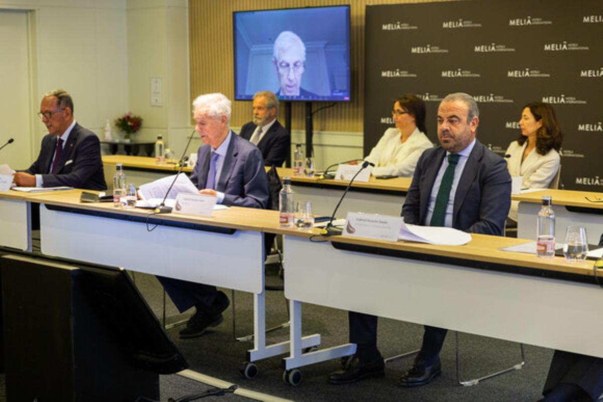 Gabriel Escarrer Juliá y Gabriel Escarrer Jaume durante la junta general de accionistas de este miércoles.