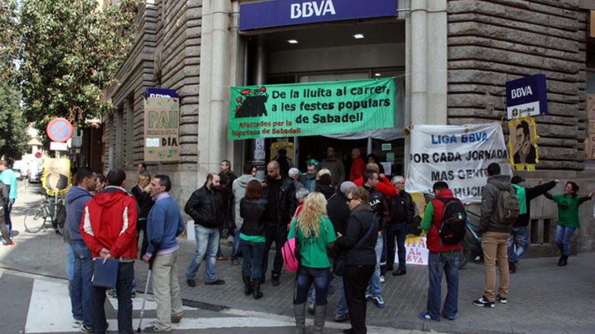 Membres de la PAH ocupen l'oficina del carrer Alfons XIII de Sabadell.