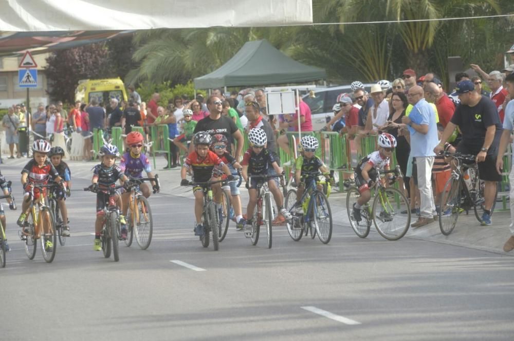 Las medallas que se entregaron a los ciclistas han sido elaboradas de manera artesanal por la ceramista Sol Pérez.