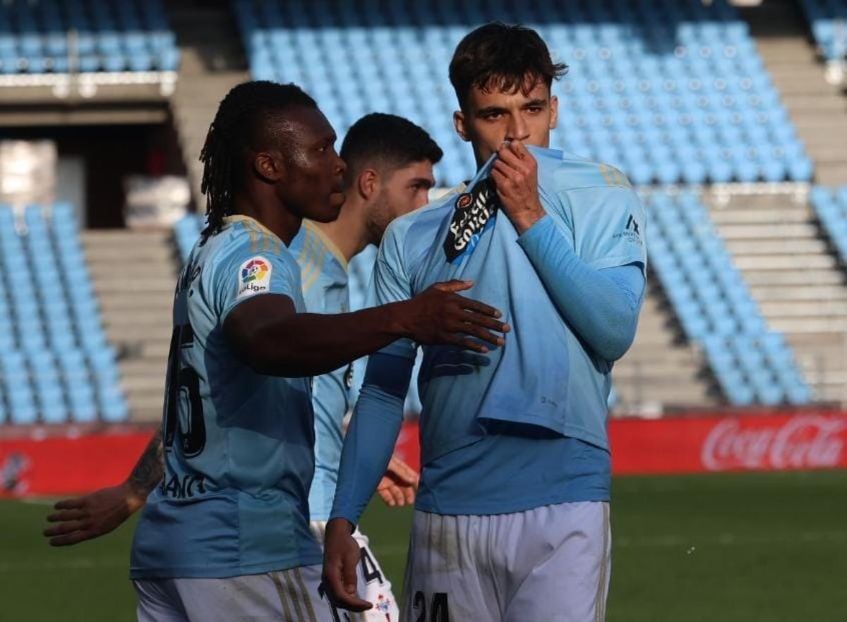 GAbri Veiga se besa el escudo tras su segundo gol.