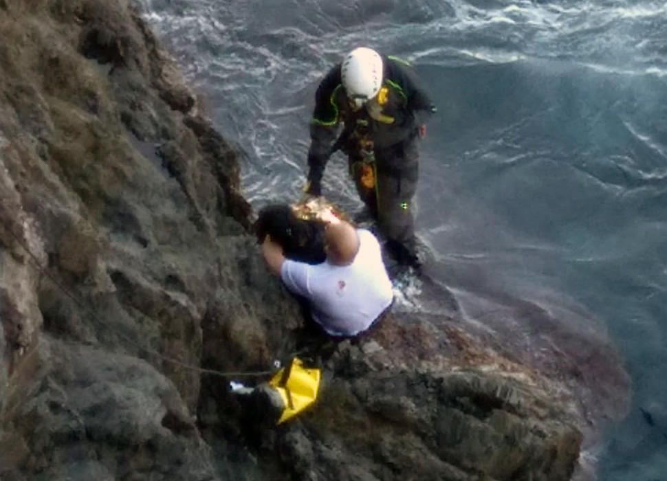 Un guardia civil salva la vida a una mujer que cayó por un acantilado de Cabo de Palos