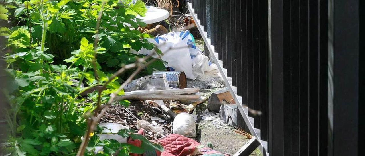 Basura en uno de los laterales del centro de arte.