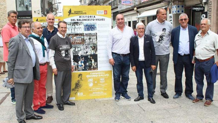 El alcalde, durante la inauguración de la muestra. // FDV