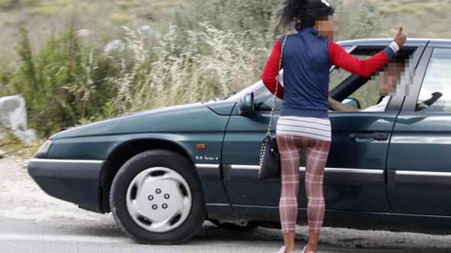 Una prostituta hablando con un cliente ayer en la carretera que va a la pedanía murciana de El Esparragal.