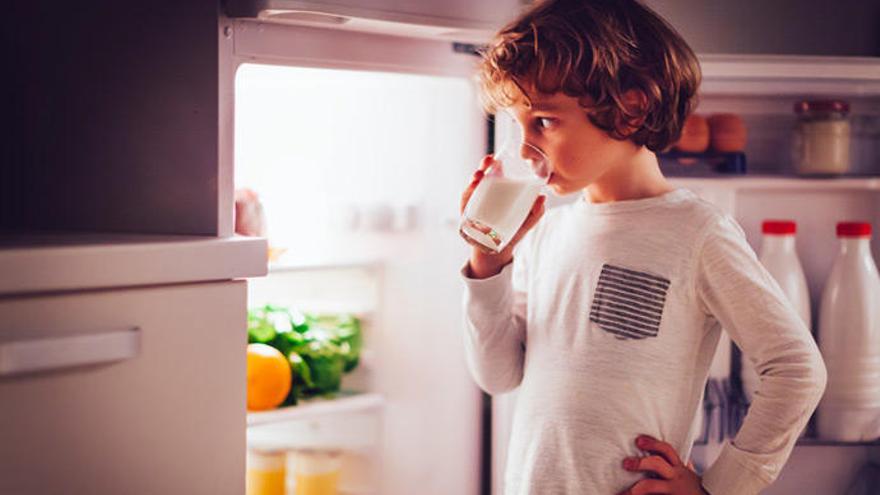 La leche puede provocar problemas digestivos por la noche.