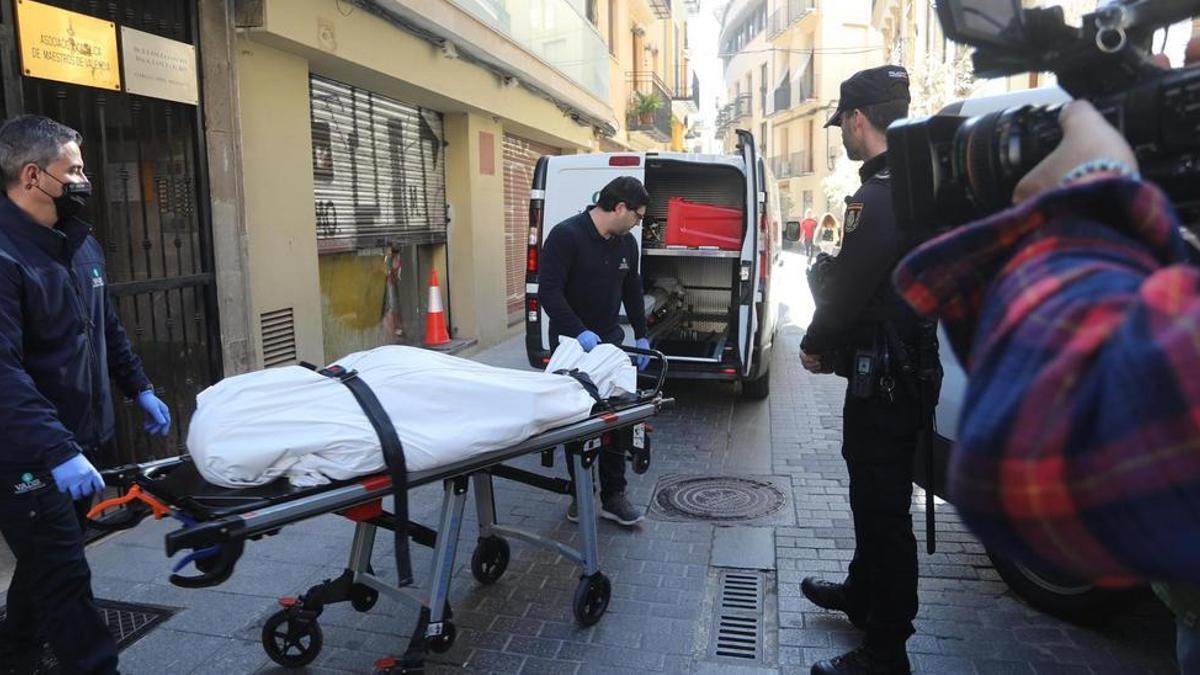 Traslado del cuerpo sin vida del canónigo asesinado Alfonso López tras el hallazgo de su cadáver en el piso de la calle Avellanas de València.