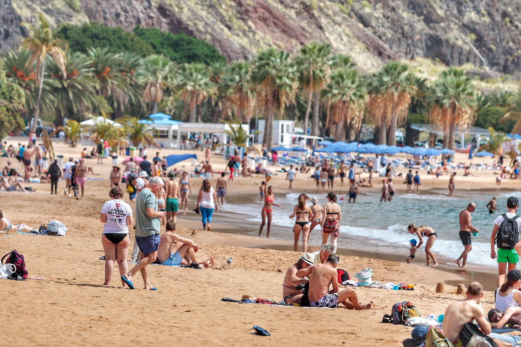 Canarias da la bienvenida a la primavera en bañador