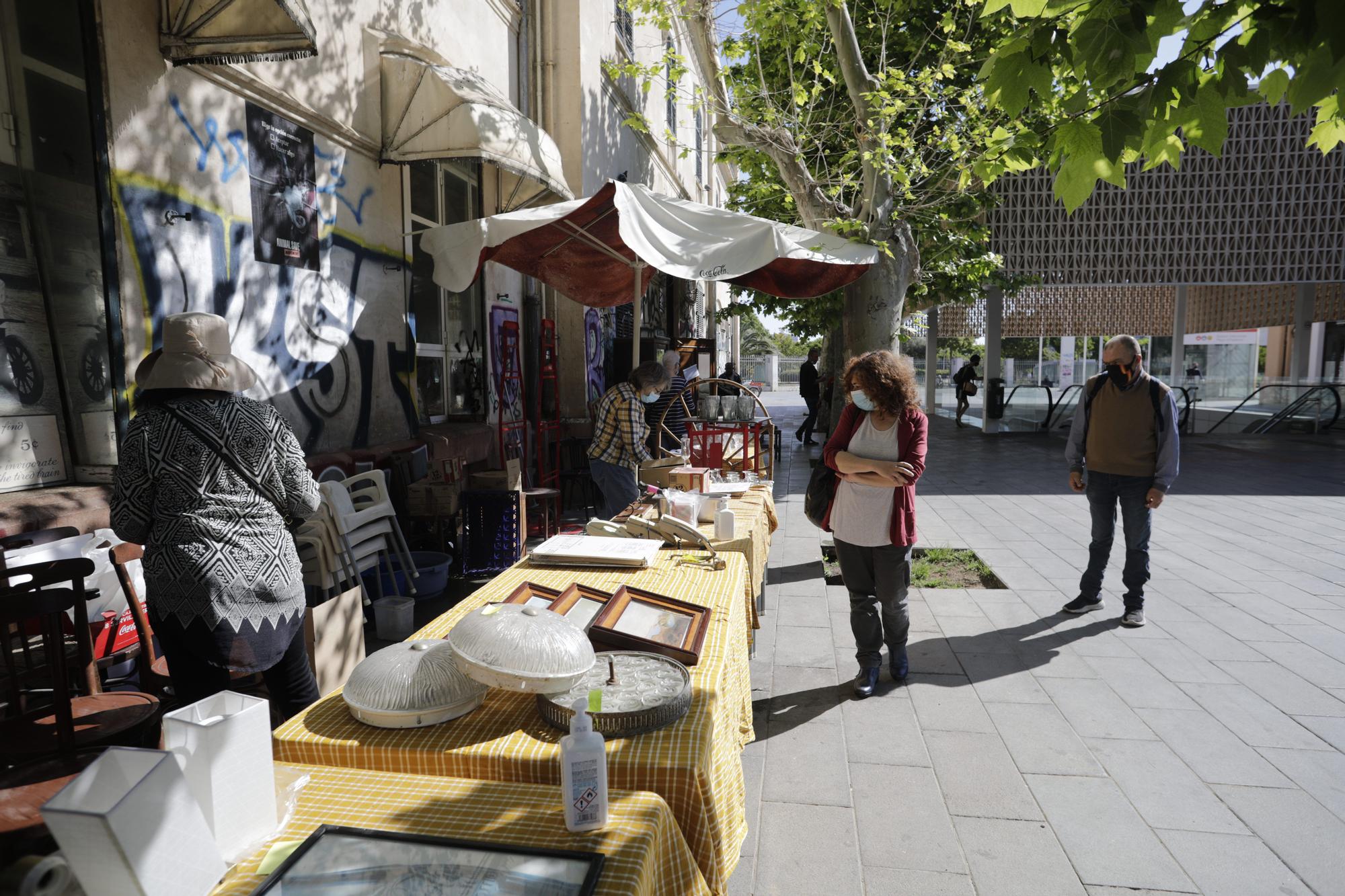 Iniciado el mercadillo de recuerdos del  Hostal Términus organizado por Arca