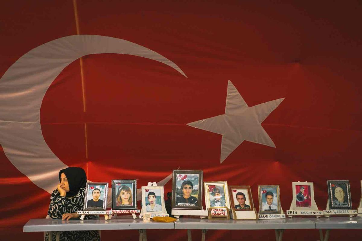 Fotos de los desaparecidos en el Kurdistán.