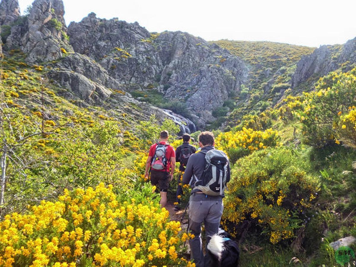 La ruta no cuenta con una excesiba pendiente pero dada la falta de sombra, si el día es caluroso, se recomienda llevar agua de sobra