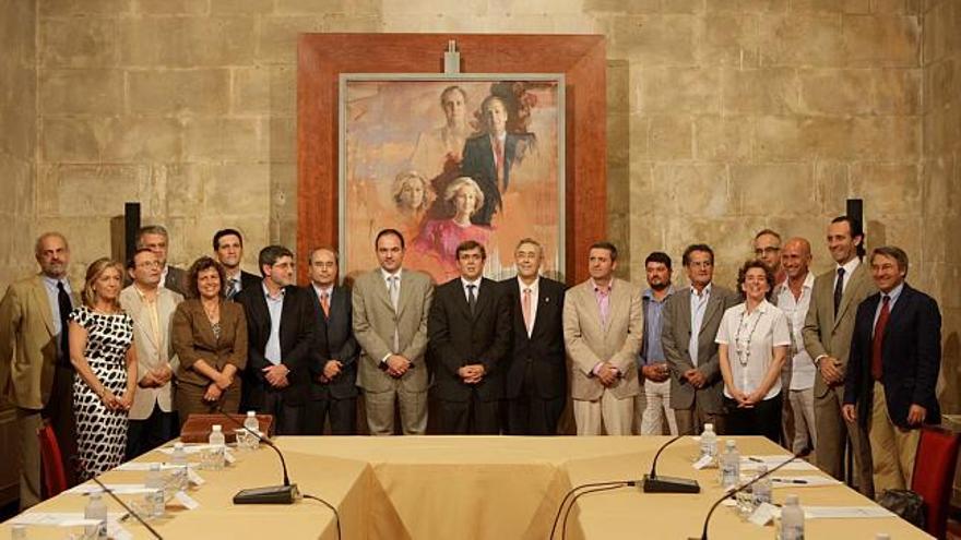 Antich junto a los alcaldes y consellers que participaron ayer en la reunión celebrada en el Consolat de Mar.