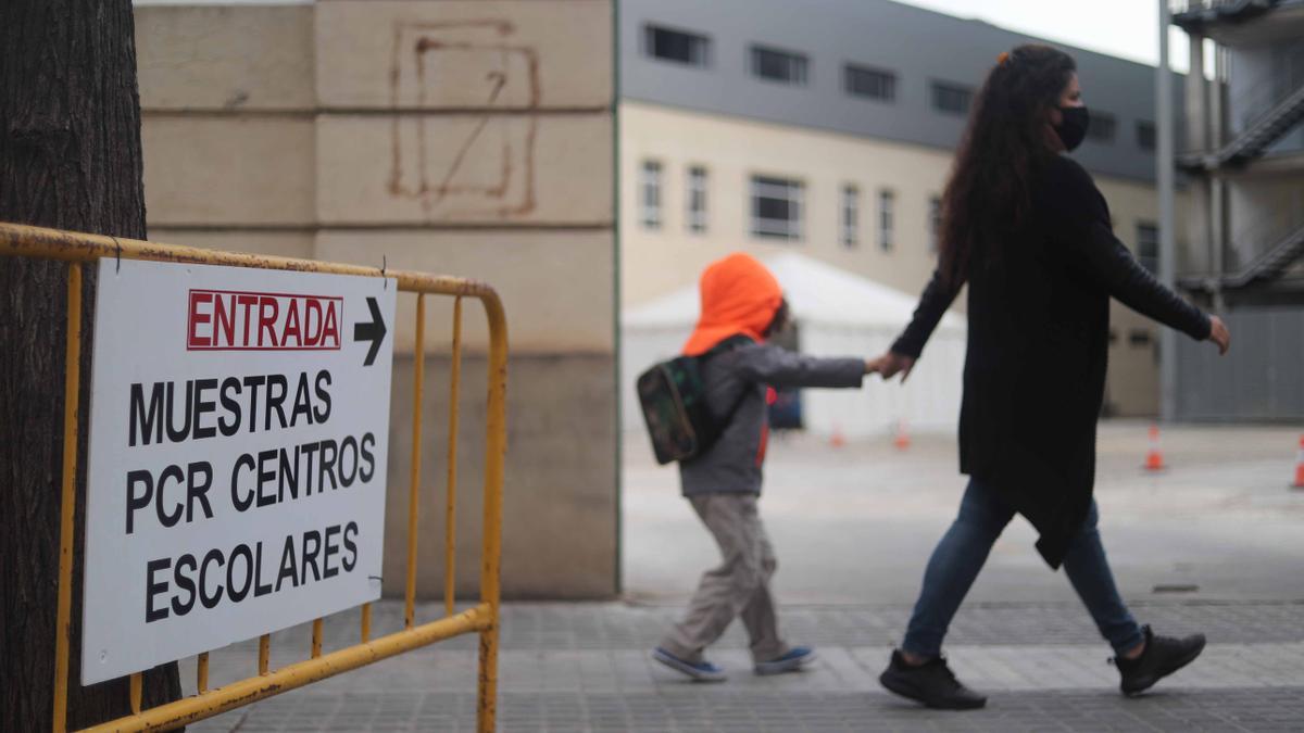 Entrada para las pruebas PCR a escolares en el Hospital General de València, en imagen de archivo.