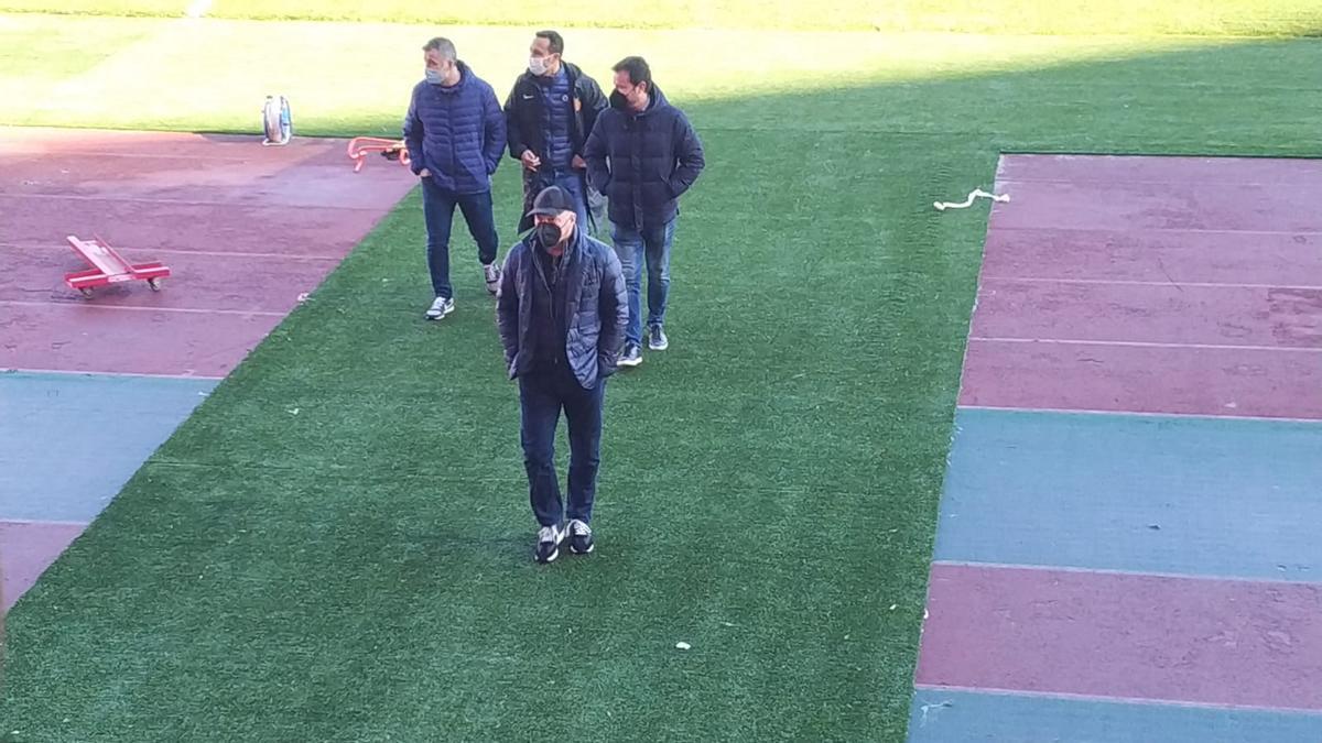 Andy Kohlberg, en el centro de la imagen, presenció el entrenamiento de su equipo.