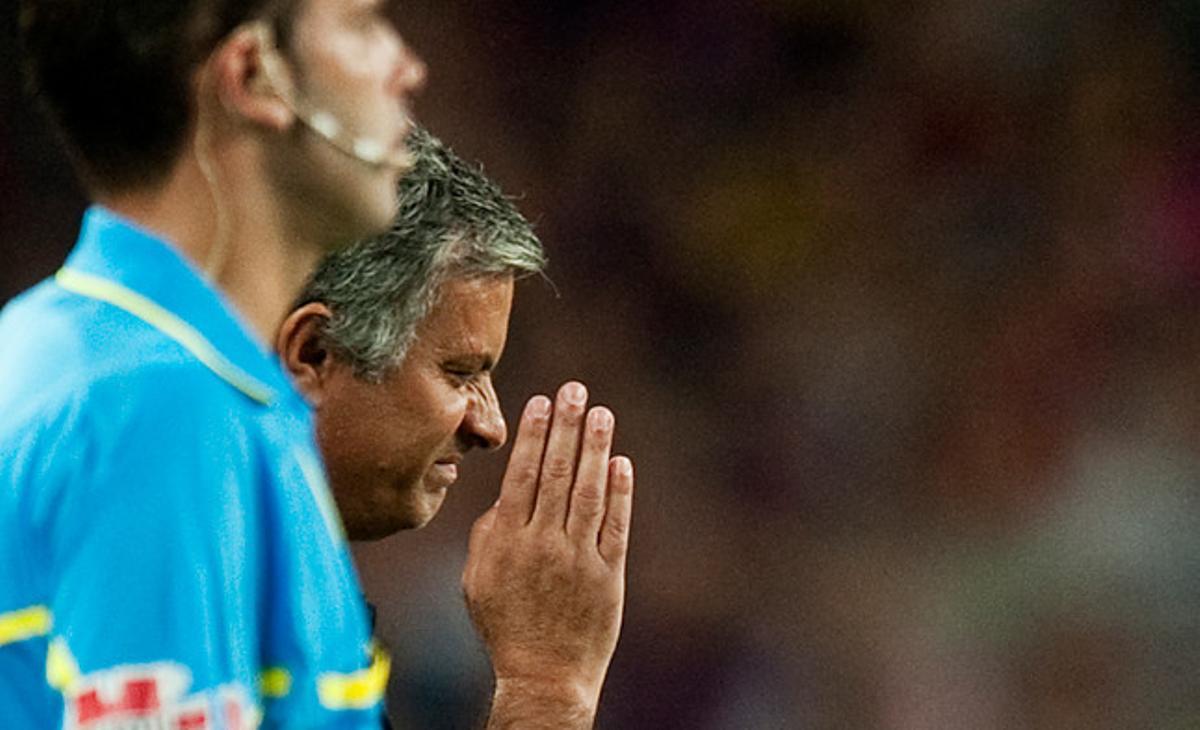 Polèmic gest de Mourinho després que Messi passés pel seu costat en la tornada de la Supercopa d’Espanya.