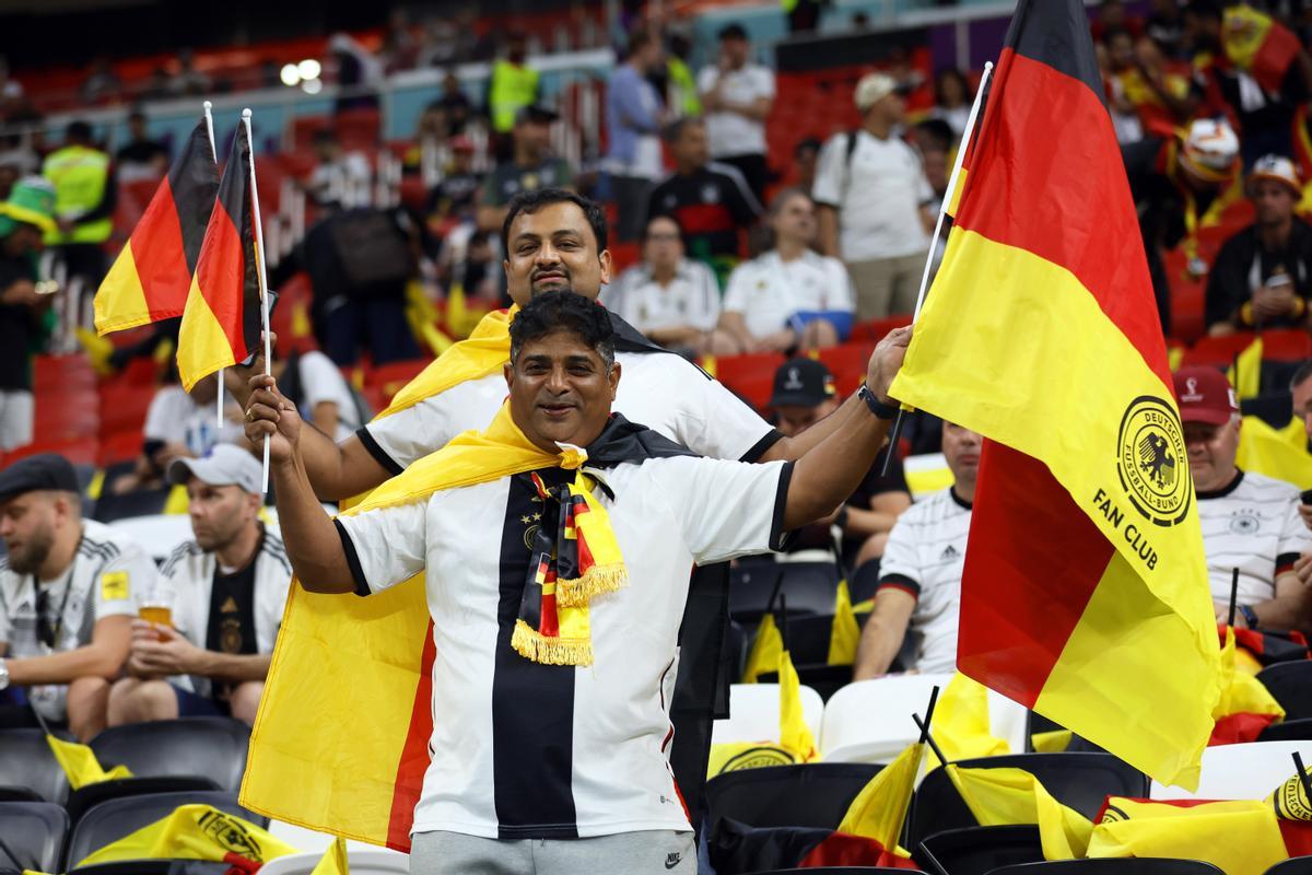 Al Khor (Qatar), 27/11/2022.- Fans of Germany cheer prior to the FIFA World Cup 2022 group E soccer match between Spain and Germany at Al Bayt Stadium in Al Khor, Qatar, 27 November 2022. (Mundial de Fútbol, Alemania, España, Catar) EFE/EPA/Ronald Wittek