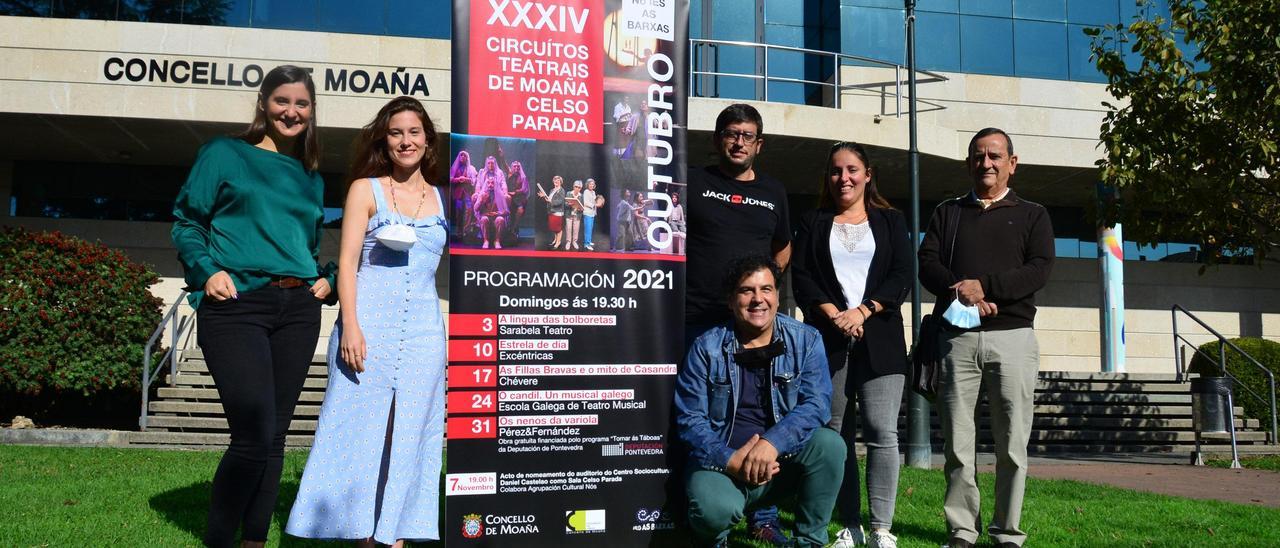 Presentación de los Circuítos Teatrais, con la actriz Sara Fandiño (segunda por la izq.) y el actor Víctor Mosqueira (agachado).