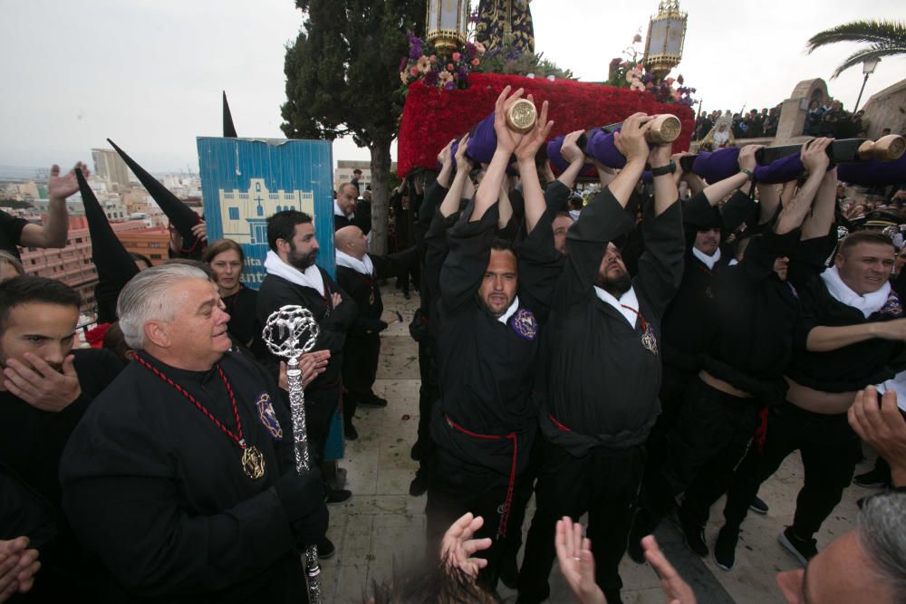 Miles de personas sienten la Semana Santa de cerca en el espectacular descenso por el Casco Antiguo