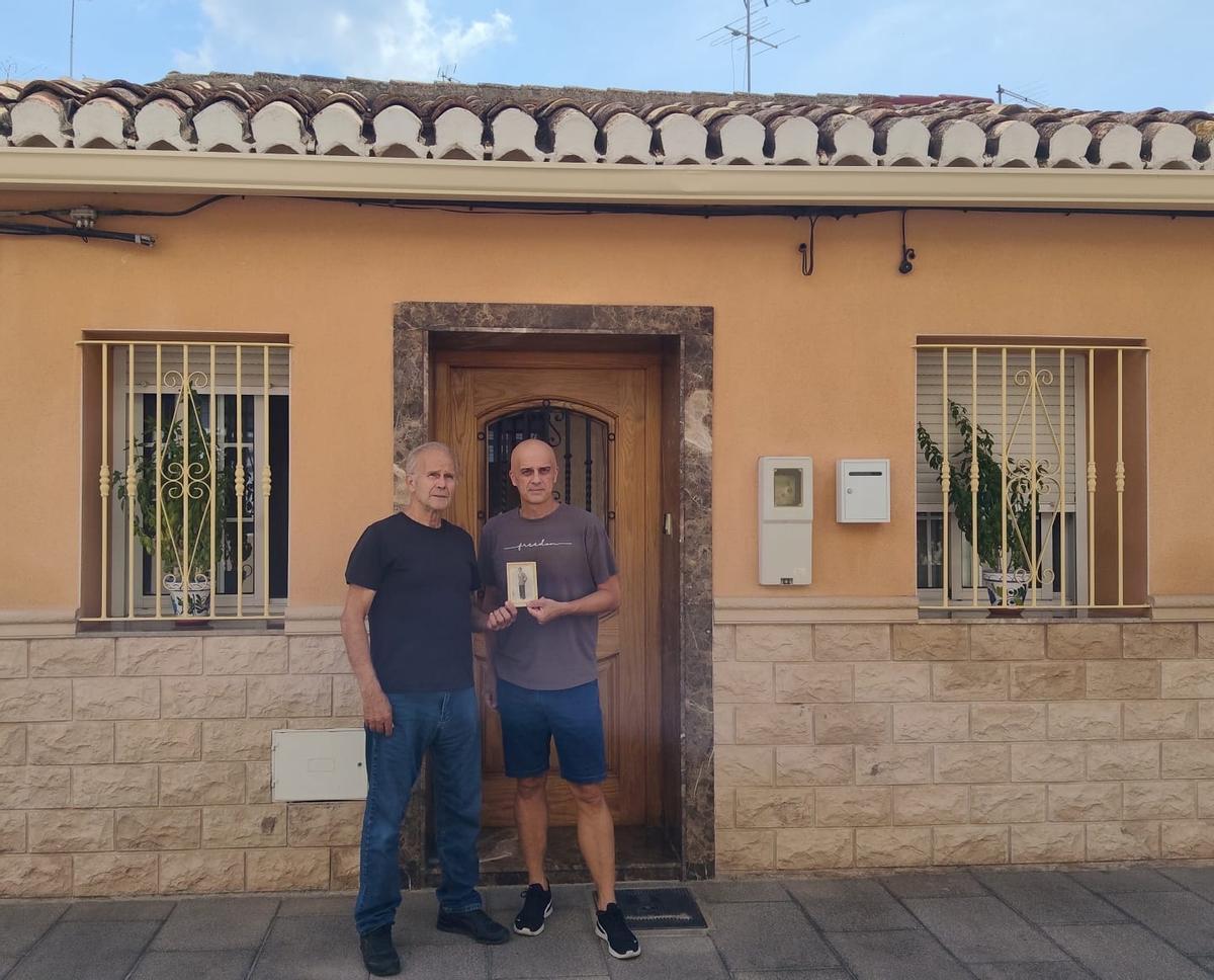 Justo y Francisco en la casa familiar que fue, también, la de los padres de José.