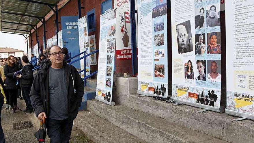 Suárez del Fueyo, ayer, en el campo del Ceares, con la exposición sobre refugiados.