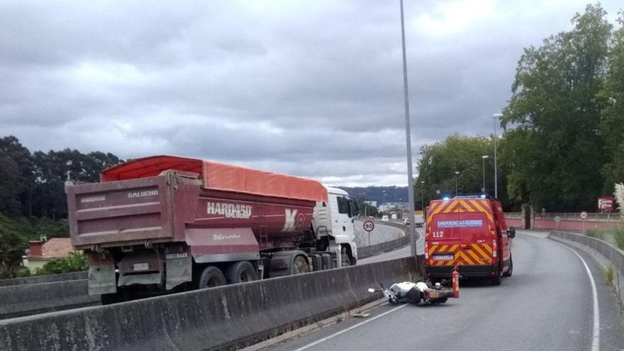 La moto, en el lugar del accidente, en San Pedro de Nós.   | // L.O.