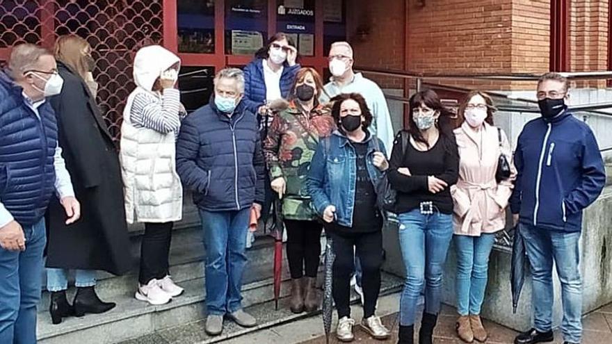 La familia de Luis Salazar a la puerta del Juzgado de Mieres