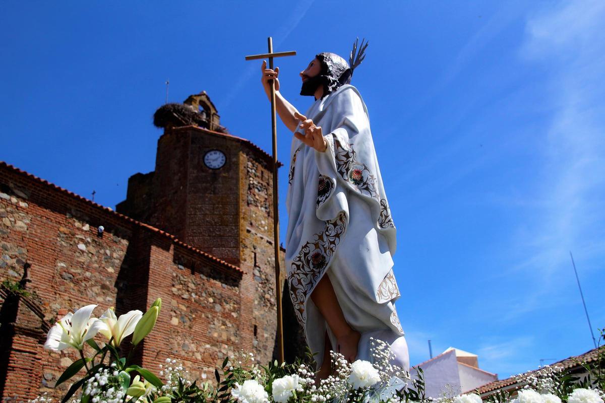 Imagen del Señor Resuciatado durante la procesión