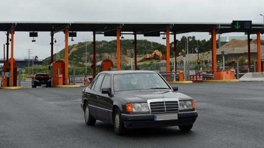 Un coche circula en el área de peaje de Pastoriza, en la AG-55.