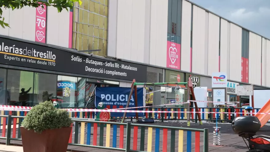 Una persona mor al centre comercial Via Sabadell en desprendre's un bloc de formigó d'una botiga