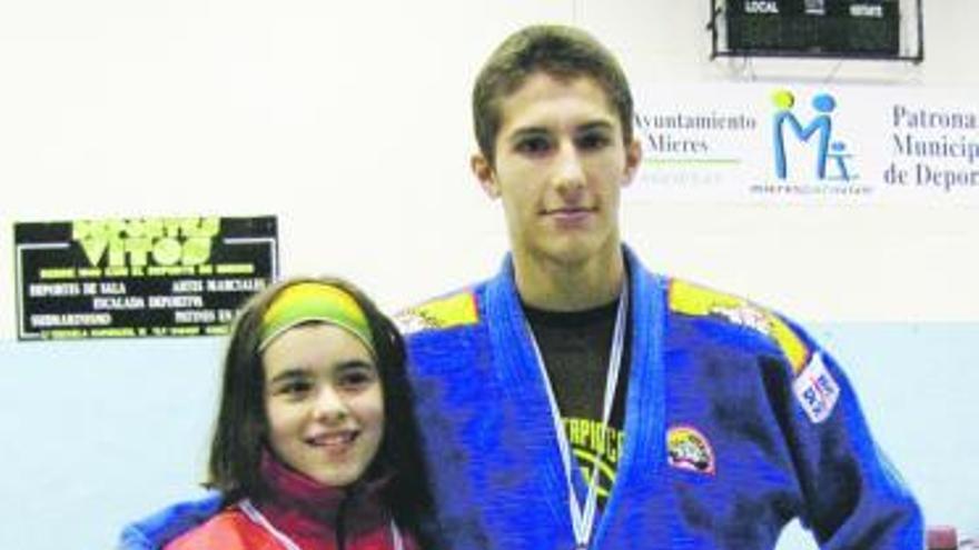 Los mierenses Sara Barquero y Alejandro Fernández, con sus medallas. / f. geijo