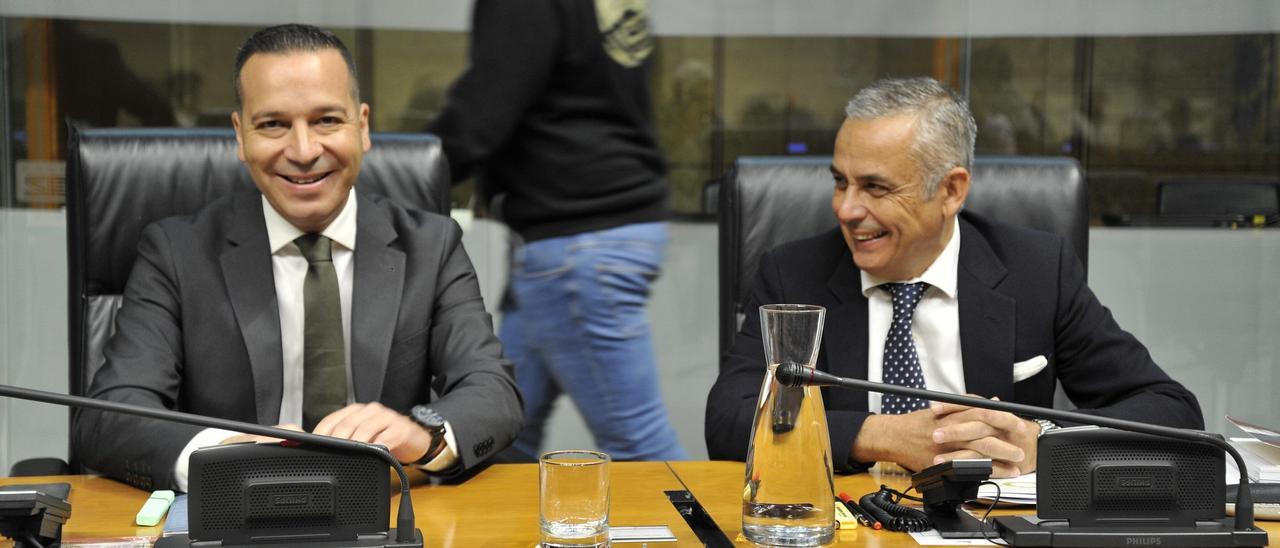 Óscar Fernández y Ángel Pelayo Gordillo (Vox), este jueves en la Asamblea.