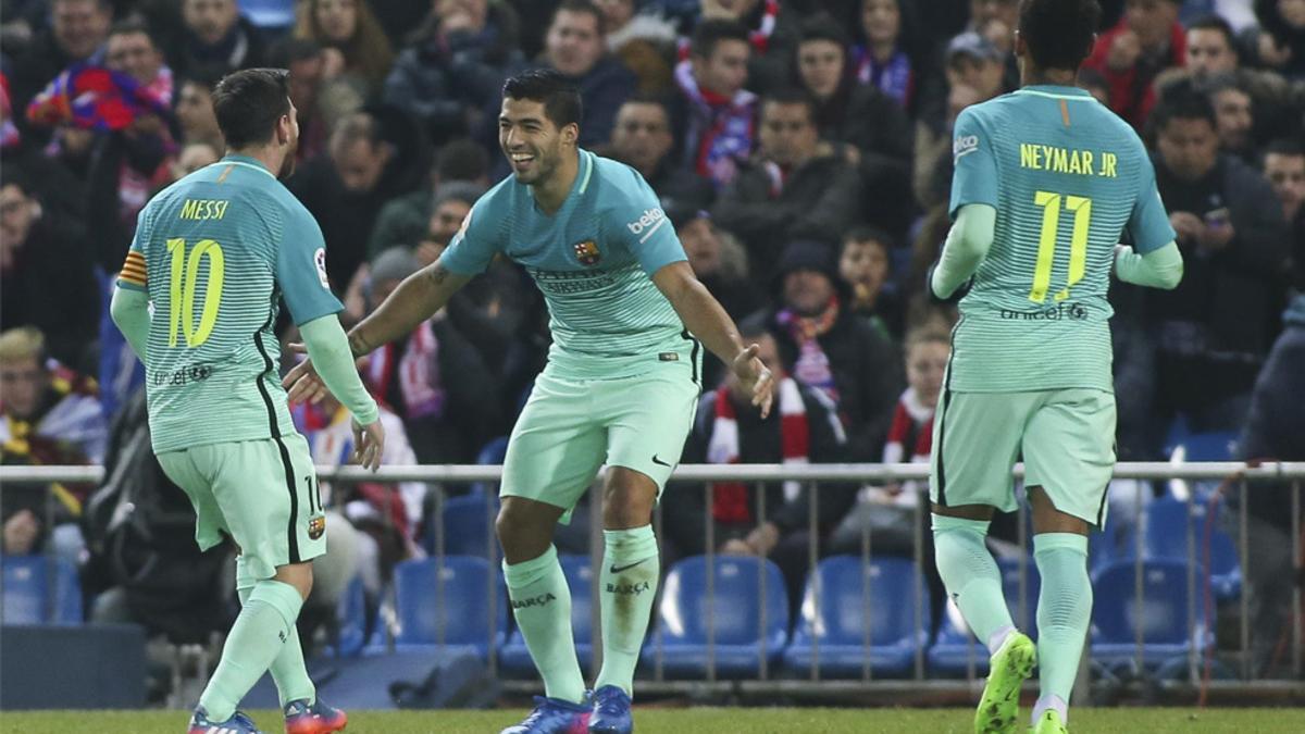 Leo Messi, Luis Suárez y Neymar celebran el gol del segundo en el Atlético - Barça de la Copa del Rey 2016/17