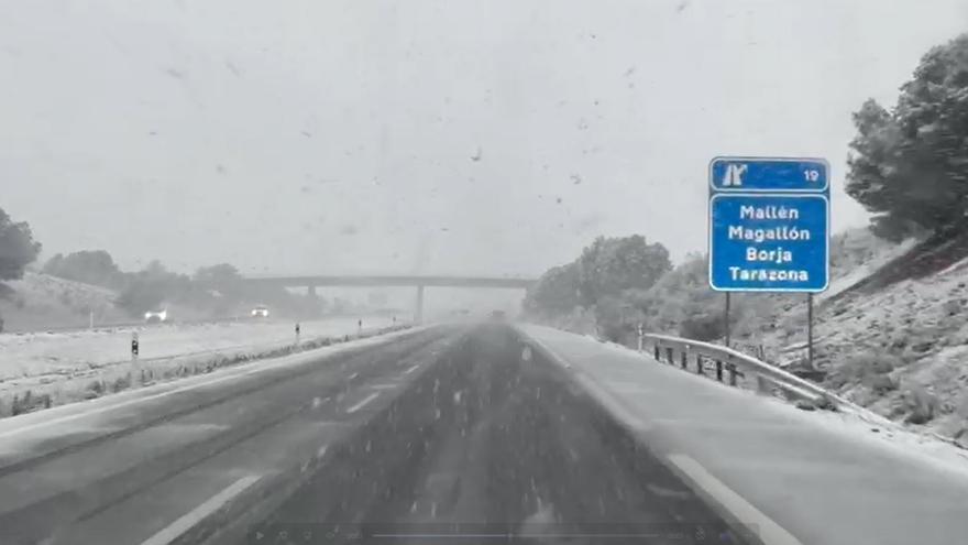 Cuarenta y dos carreteras afectadas por la nieve en toda España, nueve de la red principal