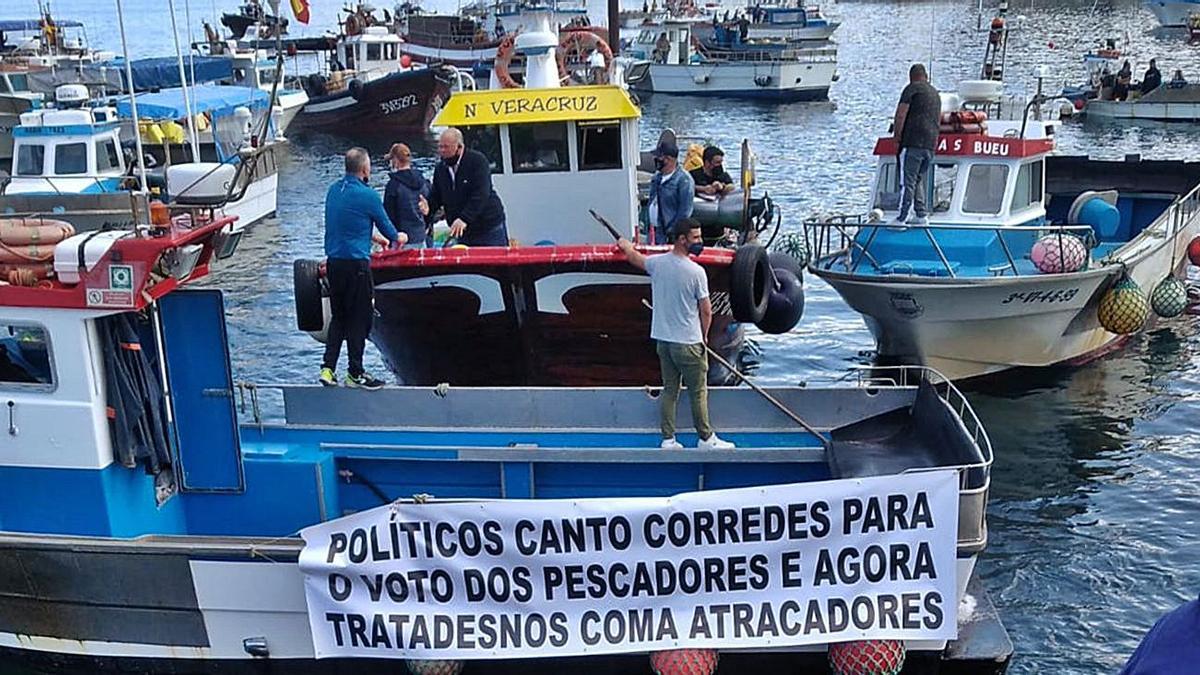 Algunos barcos portaron pancartas contra la clase política. |   // G.S. 