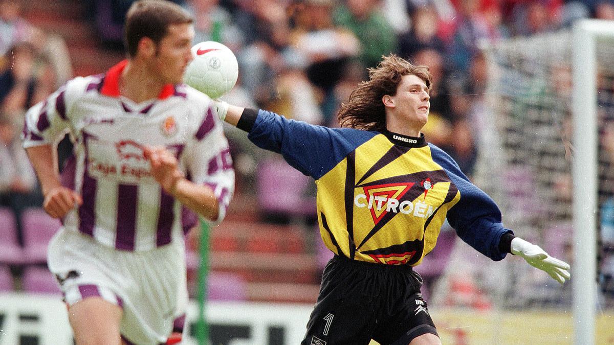 Dutruel y su casaca multicolor en un partido ante el Valladolid en el José Zorrilla, año 1998 (0-0).