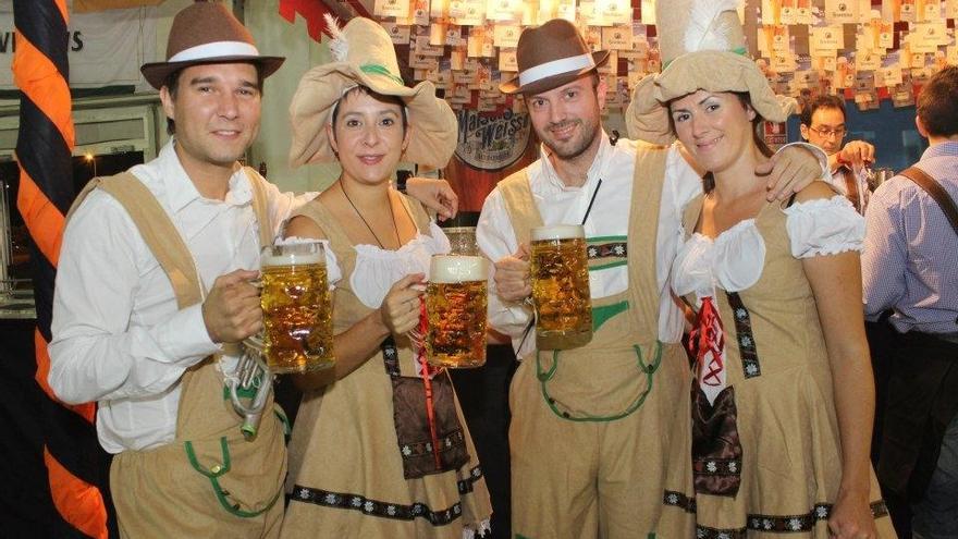 La indumentaria típica de la Oktoberfest en A Coruña.