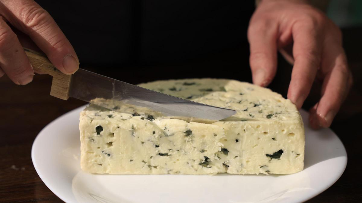 Un queso roquefort.