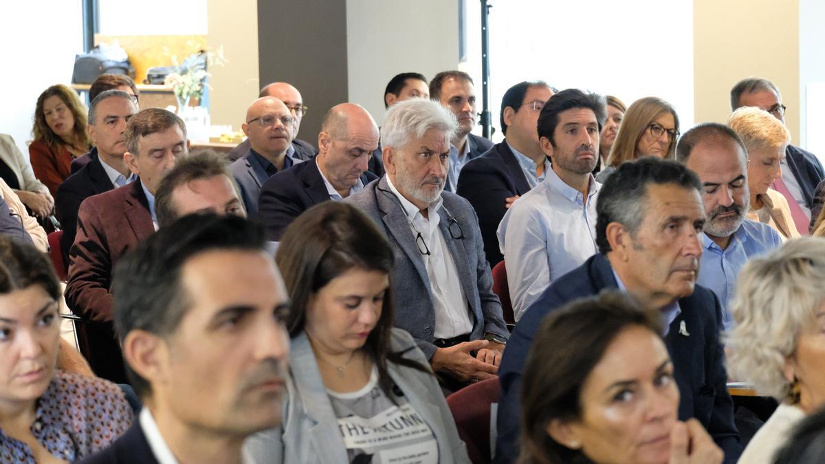 Participantes en &quot;Converses de futur&quot; en el Museo del Calzado de Elda.