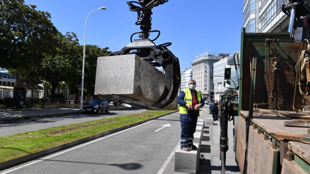 El Concello inicia la retirada de bloques para la peatonalización de la Marina