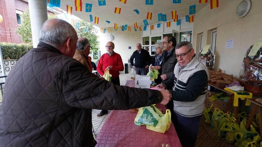 Recogida del bollo y el vino, ayer, en la sede de la asociación.