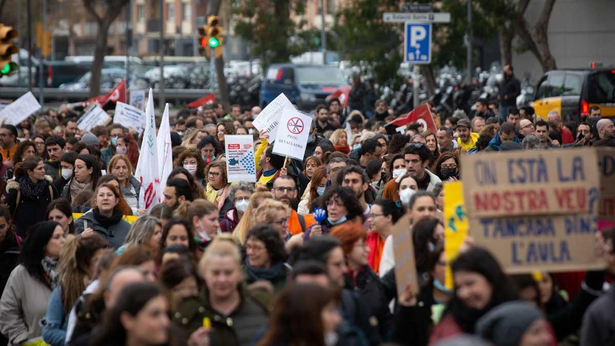 Manifestantes sostienen pancartas y carteles en la manifestación celebrada en Barcelona durante el primer día de huelga educativa en Catalunya.
