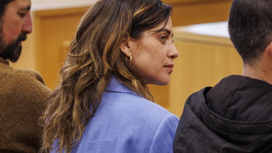 María León se sienta en el banquillo por presunta agresión a una policía local