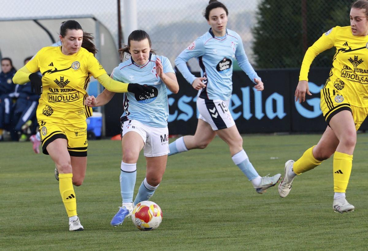 Momento del partido entre As Celtas y el Olímpico de León disputado en A Madroa. | JOSE LORES