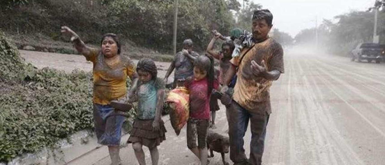 Una familia huye de la erupción del volcán de Fuego, en Guatemala, el año pasado.