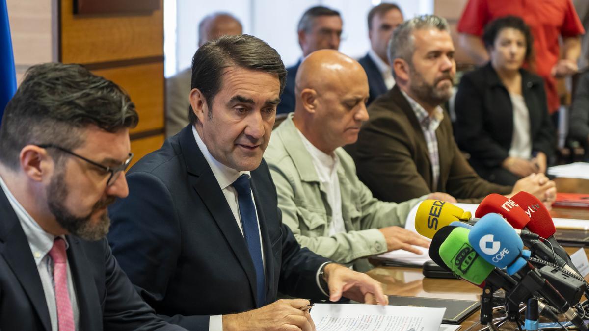 El consejero Quiñones, en el centro, durante la reunión con la Mesa del Diálogo Social.