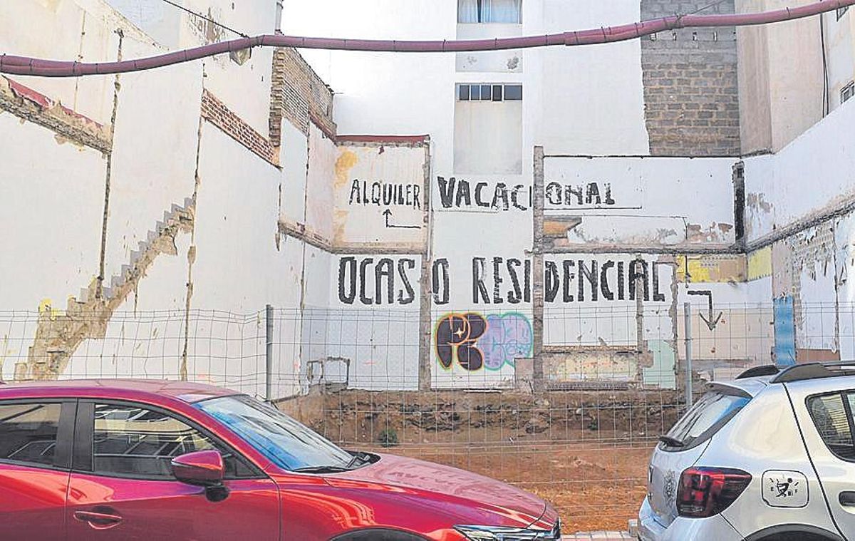 Pintada en un solar que reza «alquiler vacacional, ocaso residencial».
