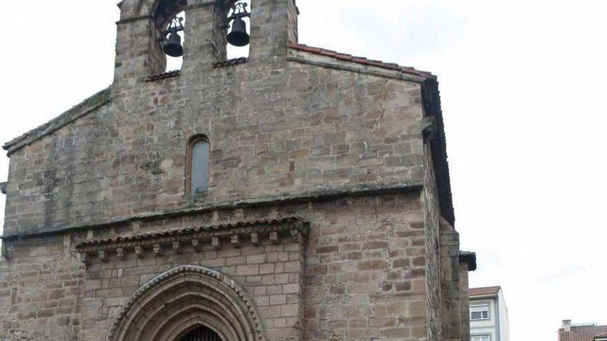 Fachada principal de la iglesia románica de Sabugo, donde ha surgido una grieta en la esquina derecha.