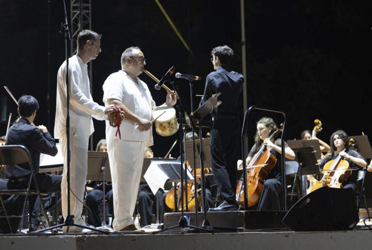 Los sonidos de la isla llenan el parque Reina Sofía con el Cor Ciutat d’Ibiza | FOTOS DE VICENT MARÍ