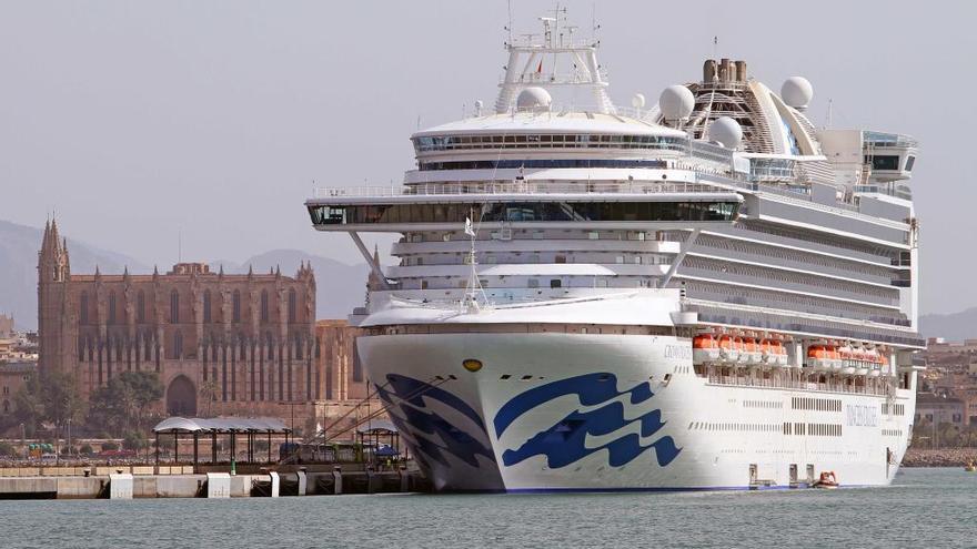 Imagen del crucero &#039;Crown Princess&quot; fondeado en el Puerto de Palma